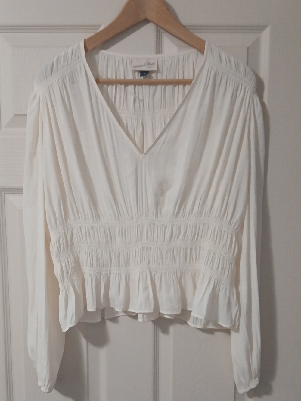 P2P 22" Universal Threads White L/S V-Neck Top